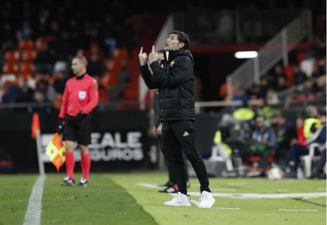 Marcelino da instrucciones en Canarias. (Foto: Lázaro de la Peña / Valencia CF)