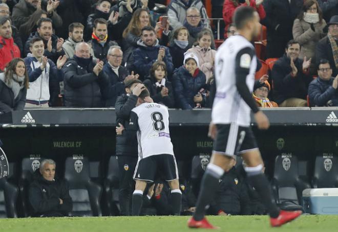 Marcelino felicita a Vietto tras su hat-trick. (Foto: Alberto Iranzo)