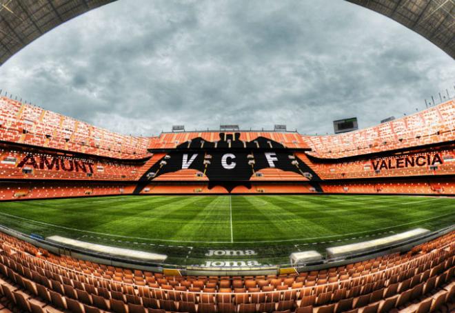 El Valencia CF estudia prohibir el tabaco en su estadio. (Foto: Valencia CF)