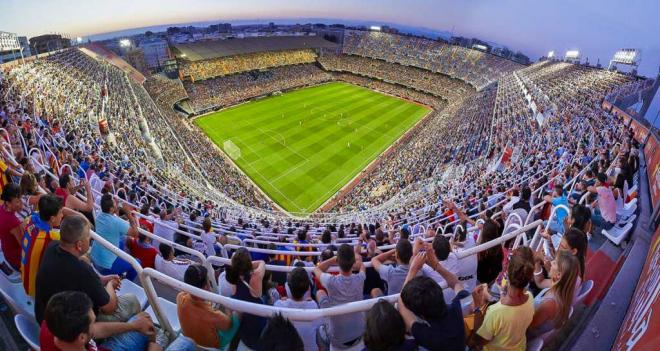 El Valencia prohíbe fumar en Mestalla.