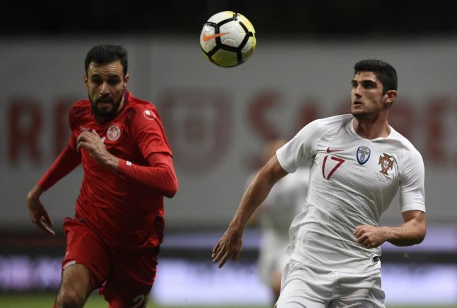 Guedes disputa un partido con Portugal.