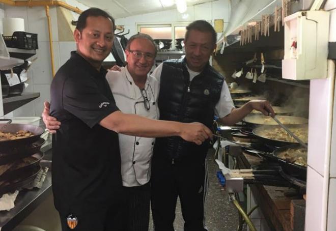 Anil Murthy y Peter Lim posan junto a Enrique Navarro.