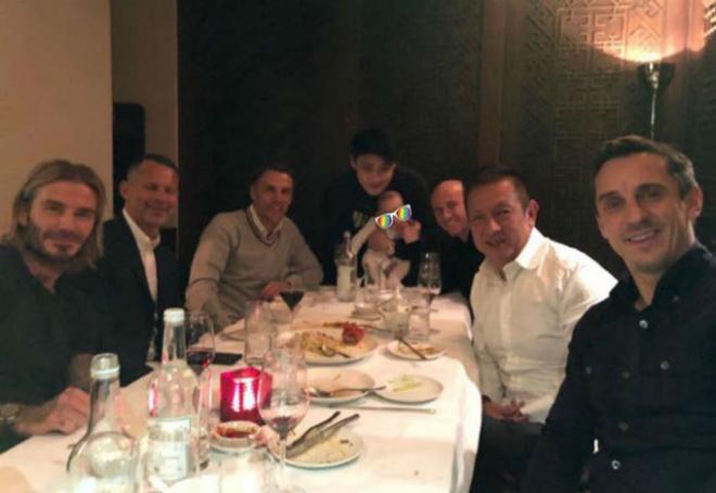 Peter Lim sentado a la mesa con las ex estrellas del Manchester y su nieto.