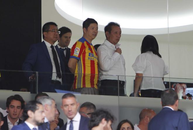 Peter Lim en el palco ante el Atlético de Madrid. (Foto: David González)