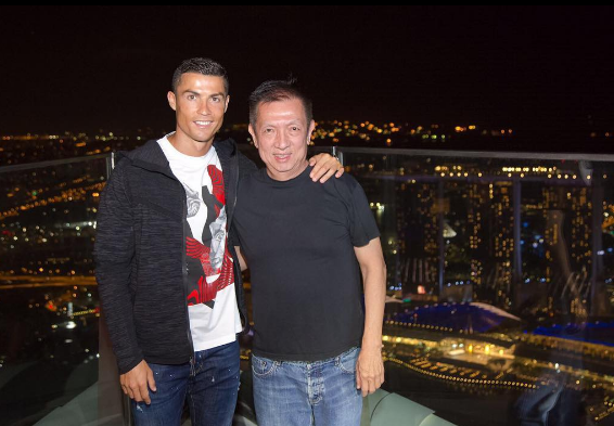 Cristiano Ronaldo posa junto a Peter Lim.