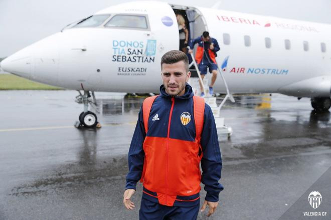 La lluvia sorprendió al Valencia a su llegada a Inglaterra. (Foto: Lázaro de la Peña / Valencia CF)