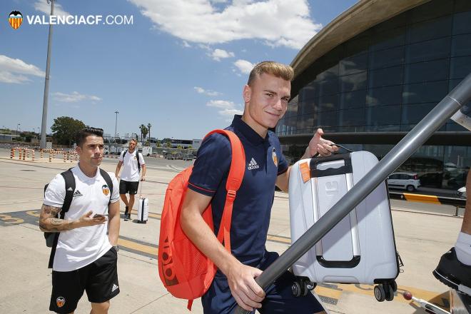 Lato se sube al avión antes de viajar (Foto: Valencia CF).