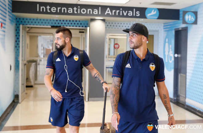 Zaza y Negredo en el aeropuerto.