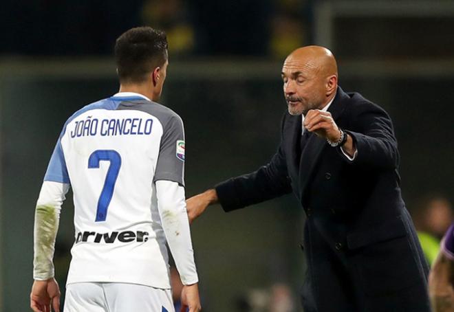 Spalletti habla con Cancelo durante un partido. (Foto: Inter)