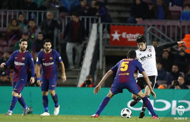 Carlos Soler en un partido contra el FC Barcelona. (Foto: Valencia CF)