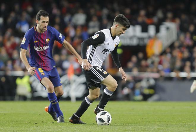 Carlos Soler en un choque ante el Barça.