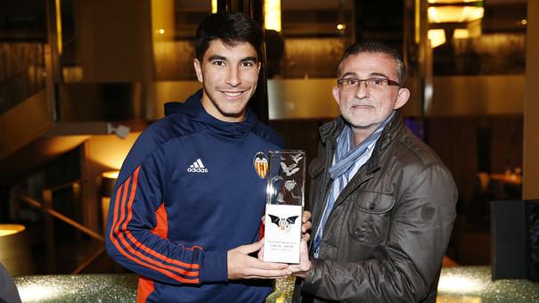 Carlos Soler recibió el premio de la Peña de Madrid.