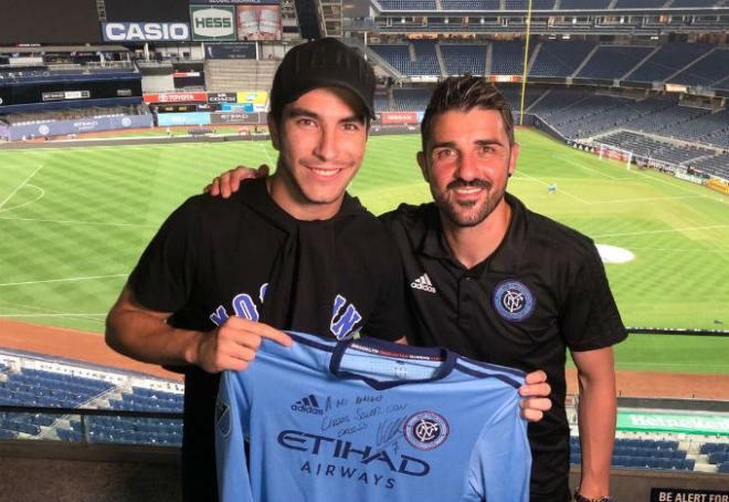 Carlos posa junto a David Villa en Nueva York