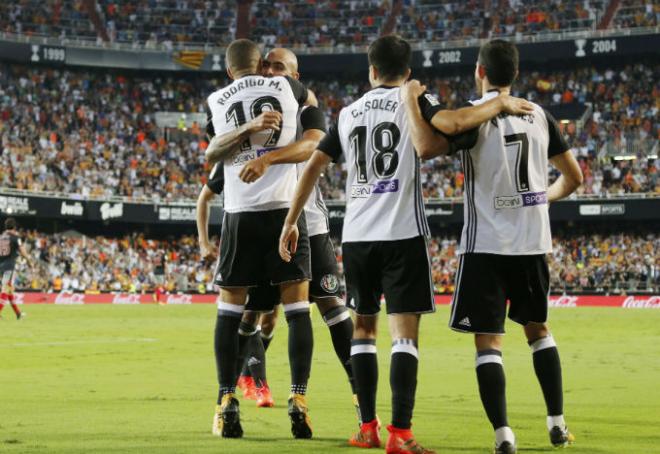 Soler y Guedes celebran un gol con el Valencia CF.