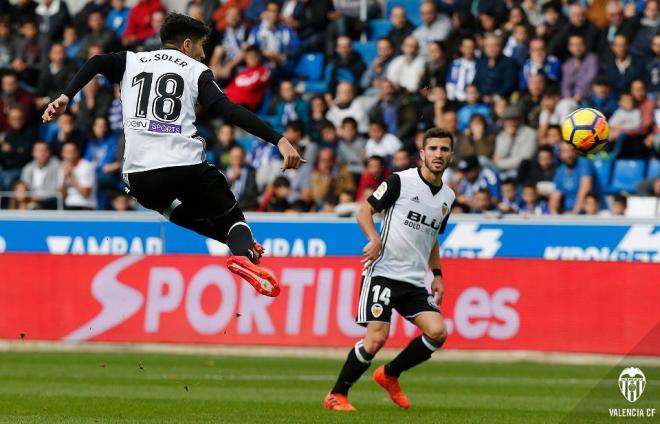 Gayà mira a Soler en Mendizorroza. (Foto: Lázaro de la Peña / Valencia CF)