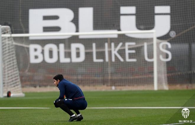 Guedes, pensativo durante el entrenamiento. (Foto: Lázaro de la Peña / Valencia CF)