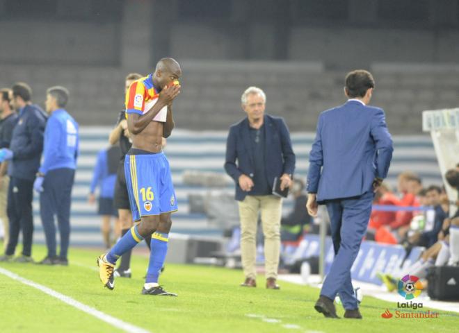 Kondogbia se retira tras ser expulsado. (Foto: LaLiga)