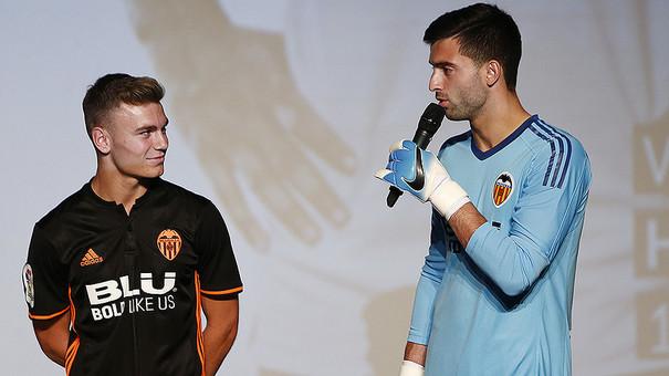 Lato y Sivera, dos grandes amigos que se reencuentran en Mendizorroza. (Foto: Valencia CF)