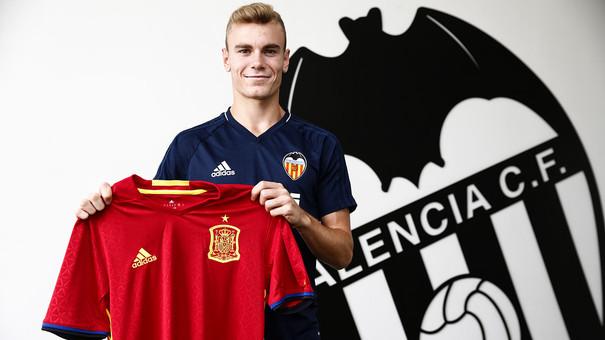 Lato posa orgulloso con la camiseta de La Roja. (Foto: Valencia CF)