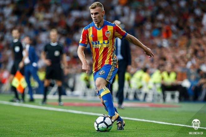 Toni Lato en el partido contra el Real Madrid. (Foto: Valencia CF)