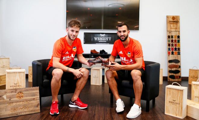 Medrán y Montoya diseñaron sus propios zapatos. (Foto: Lázaro de la Peña / Valencia CF)