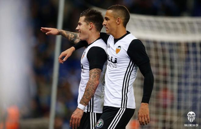 Santi Mina y Rodrigo apuntan a la titularidad (Foto: Valencia CF).