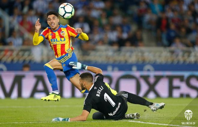 Nacho Vidal anota contra la Real Sociedad. (Foto: Lázaro de la Peña / Valencia CF)