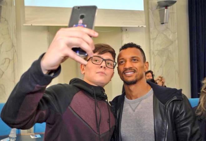 Nani con la afición. (Foto: SS Lazio)