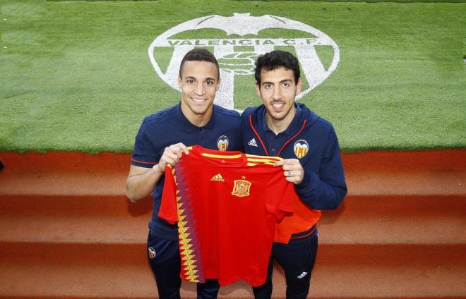 Parejo y Rodrigo con la camiseta de España (Foto: Valencia CF).