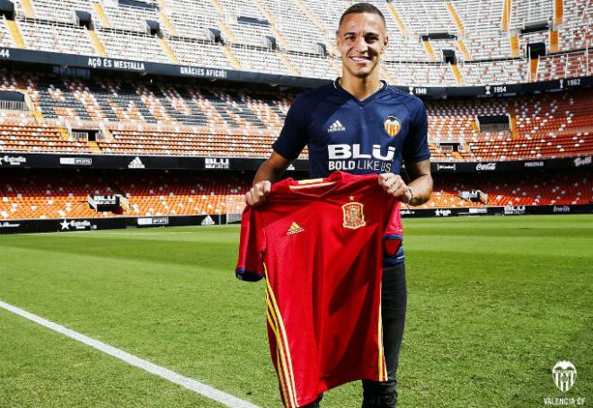 Rodrigo posa con la 'Roja'. (Foto: Valencia CF)