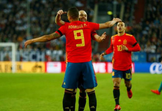 Rodrigo e Iniesta celebran el gol. (Foto: EFE)