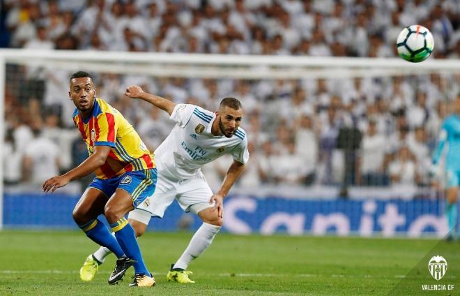 Rubén Vezo pugna con Benzema. (Foto: Lázaro de la Peña / Valencia CF)