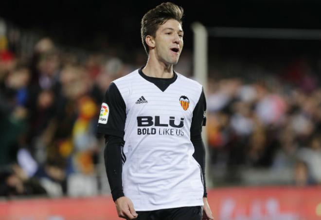 Luciano Vietto celebra un gol con el Valencia CF.