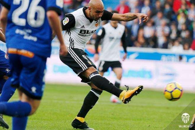 El italiano chuta ante el Alavés. (Foto: Valencia CF)