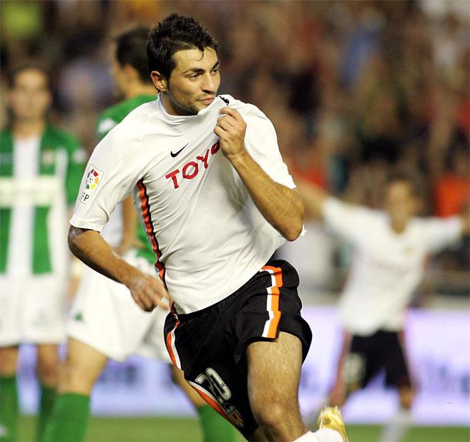 Raúl Albiol celebra un gol con el Valencia