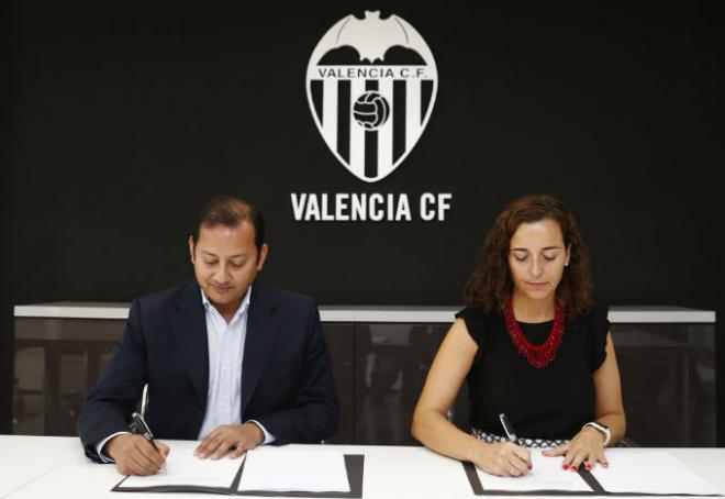 Anil Murthy firma el acuerdo con Caixabank. (Foto: Valencia CF)