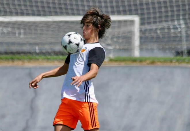 Jesús Vázquez controla un balón con el pecho.