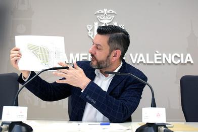 El concejal Carlos Galiana, con el plano del proyecto.