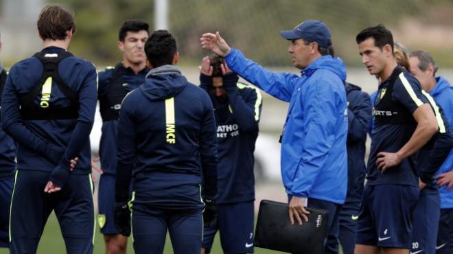 El técnico del Málaga con sus jugadores.