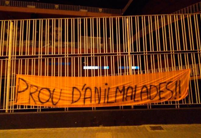 Pancarta dedicada a Anil Murthy en Mestalla.