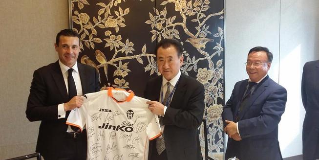 Wang Jianlin en una de sus reuniones con el Valencia CF.