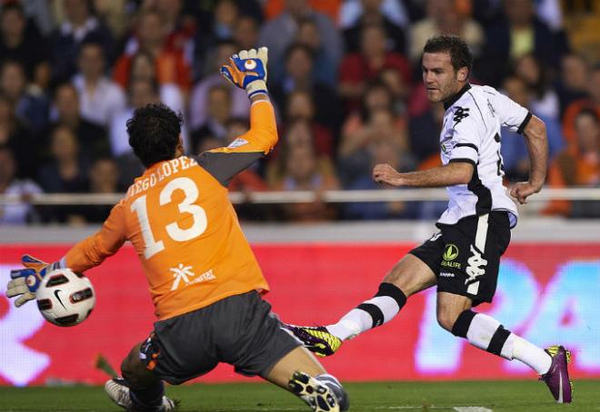 Mata le marca un gol a Diego López en Mestalla.