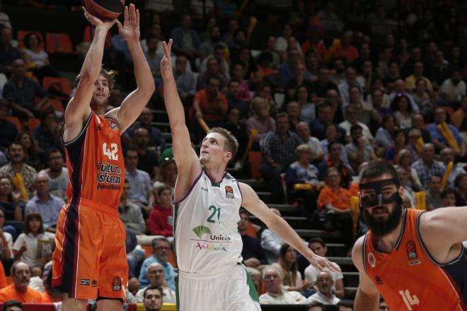 Uno de los múltiples enfrentamientos entre Valencia y Unicaja (Foto: M. A. Polo)