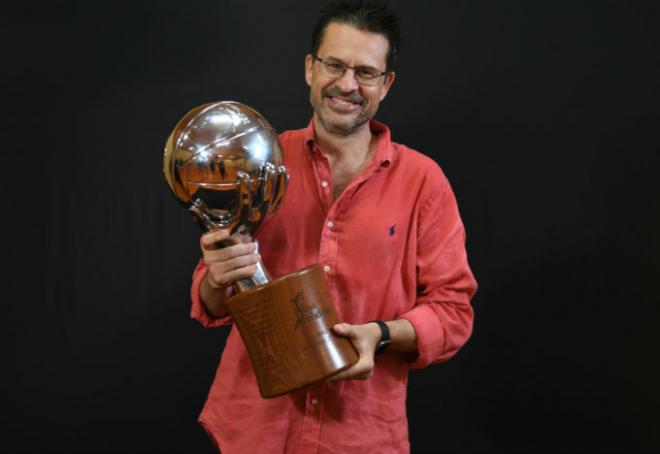 Pedro Martínez, con el título de Liga (Foto: ACB Photo).