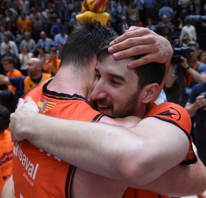 Guillem celebra una victoria de Valencia Basket.