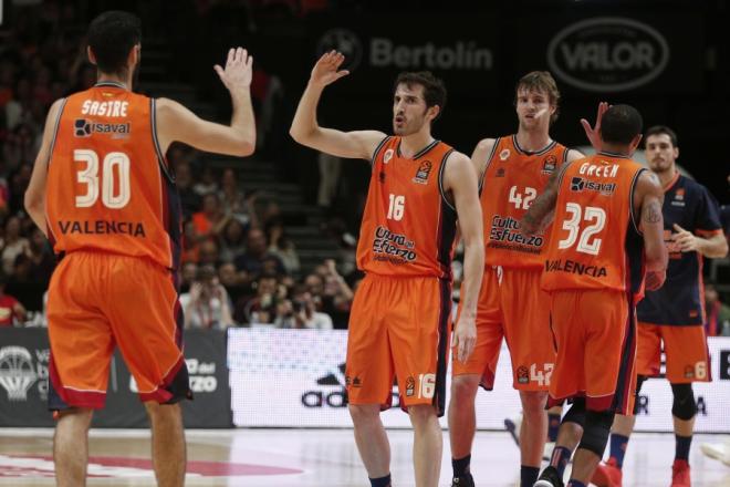 Valencia Basket celebra una canasta.