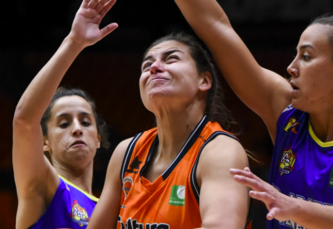 Esther Díaz pugna por un balón. (Foto: Valencia Basket)