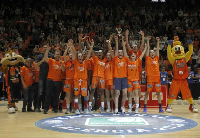 Valencia Basket celebra el ascenso.