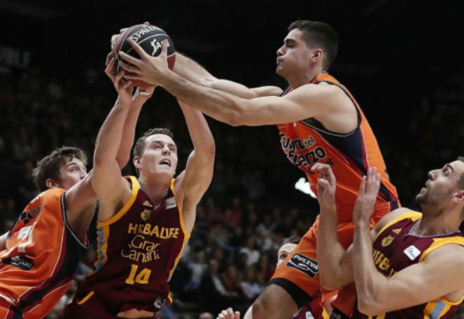 Lucha en el rebote. (Foto: ACB)