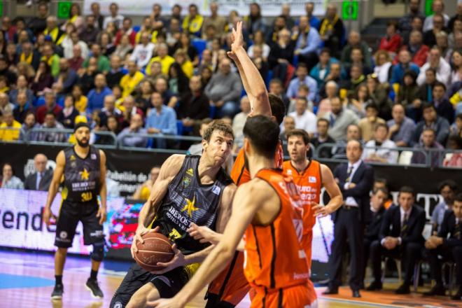 Valencia Basket defiende un ataque ante el Tenerife.